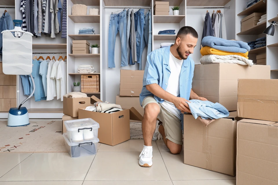 Carton d'emballage ouvert en carton ondulé beige sur fond blanc neutre